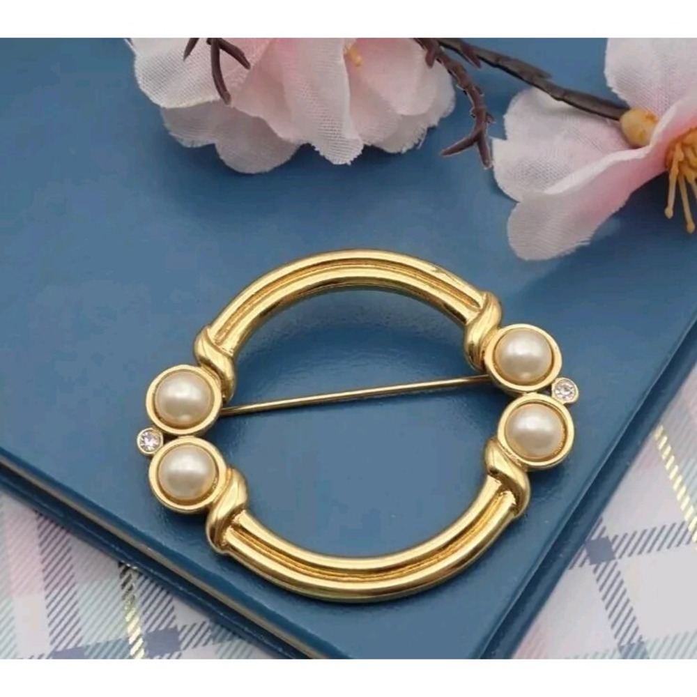 Vintage Monet Simulated Pearl Circle Wreath Gold Tone Pin Brooch‎